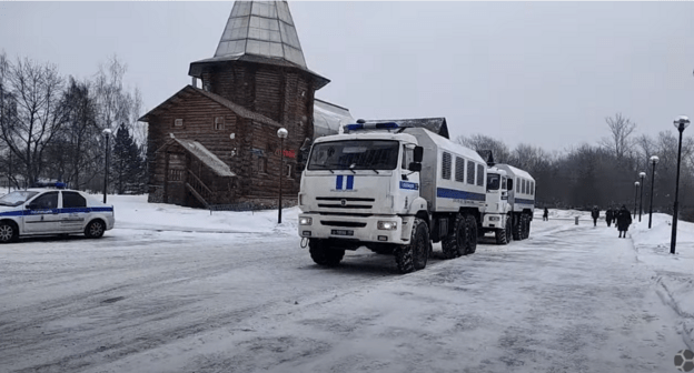 Автозаки и полиция у здания в Москве, где 13 марта 2021 года был запланирован форум "Объединенных демократов". Стоп-кадр прямой трансляции: https://youtu.be/RbSsO2NsglY Автозаки и полиция у здания в Москве, где 13 марта 2021 года был запланирован форум "Объединенных демократов". Стоп-кадр прямой трансляции: https://youtu.be/RbSsO2NsglY