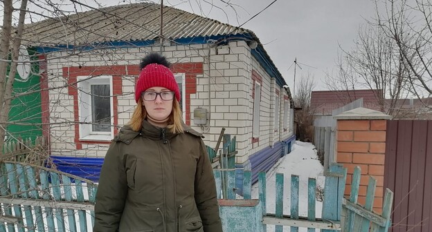Жительница Урюпинска Виктория Скороходова на фоне нового дома, который планировала купить с посощью кредитного кооператива. Фото предоставлено Викторией Скороходовой Жительница Урюпинска Виктория Скороходова на фоне нового дома, который планировала купить с посощью кредитного кооператива. Фото предоставлено Викторией Скороходовой