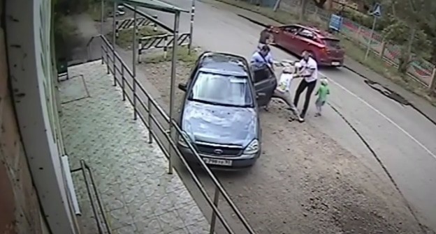 Стоп-кадр видеозаписи уличной камеры наблюдения, опубликовано на канале "Комитет против пыток" https://www.youtube.com/watch?v=djGpi9FWREU Стоп-кадр видеозаписи уличной камеры наблюдения, опубликовано на канале "Комитет против пыток" https://www.youtube.com/watch?v=djGpi9FWREU