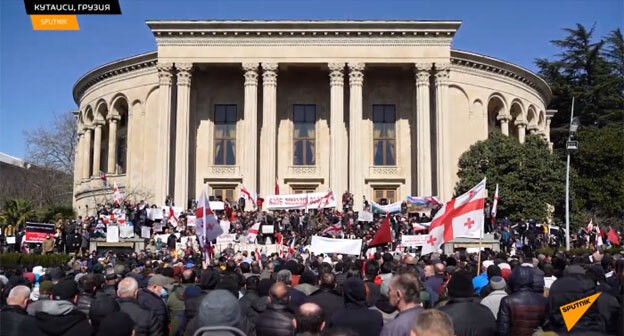 Участники акции протеста в Кутаиси. 14 марта 2021 года. Кадр видео Sputnik Georgia https://www.youtube.com/watch?v=_PYMxCHzptg Участники акции протеста в Кутаиси. 14 марта 2021 года. Кадр видео Sputnik Georgia https://www.youtube.com/watch?v=_PYMxCHzptg