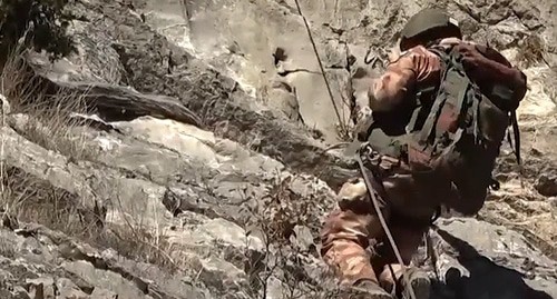 Учения разведчиков начались в горах Северной Осетии. Кадр видео ТРК "Звезда" https://tvzvezda.ru/news/forces/content/20211191031-ZJ6TD.html Учения разведчиков начались в горах Северной Осетии. Кадр видео ТРК "Звезда" https://tvzvezda.ru/news/forces/content/20211191031-ZJ6TD.html