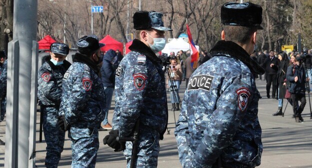 Полиция возле ворот парламента во время акции протеста. Ереван, 26 февраля 2021 г. Фото Тиграна Петросяна для "Кавказского узла" Полиция возле ворот парламента во время акции протеста. Ереван, 26 февраля 2021 г. Фото Тиграна Петросяна для "Кавказского узла"