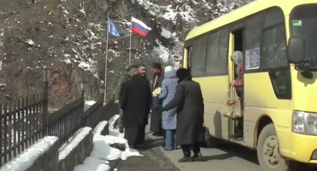 Паломники у стен христианского монастыря Дадиванк Фото пресс-службы МО России http://mil.ru/russian_peacekeeping_forces/news/more.htm?id=12349096@egNews Паломники у стен христианского монастыря Дадиванк Фото пресс-службы МО России http://mil.ru/russian_peacekeeping_forces/news/more.htm?id=12349096@egNews
