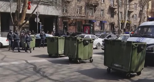 Сотрудники полиции возле мусорных баков, которыми перегородили дорогу во время акции протеста. Ереван, 16 марта 2021 г. Скриншот видео https://news.am/ https://news.am/rus/news/633964.html Сотрудники полиции возле мусорных баков, которыми перегородили дорогу во время акции протеста. Ереван, 16 марта 2021 г. Скриншот видео https://news.am/ https://news.am/rus/news/633964.html