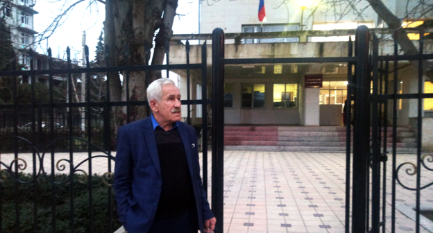Темирхан Амаханов у здания Дербентского городского суда. 16 марта 2021 год. Фото Расула Магомедова для "Кавказского узла" Темирхан Амаханов у здания Дербентского городского суда. 16 марта 2021 год. Фото Расула Магомедова для "Кавказского узла"
