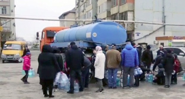Жители Махачкалы набирают воду из автоцистерны. Стоп-кадр видеоролика на странице https://www.instagram.com/p/CMfdAj7HVwm/ Жители Махачкалы набирают воду из автоцистерны. Стоп-кадр видеоролика на странице https://www.instagram.com/p/CMfdAj7HVwm/