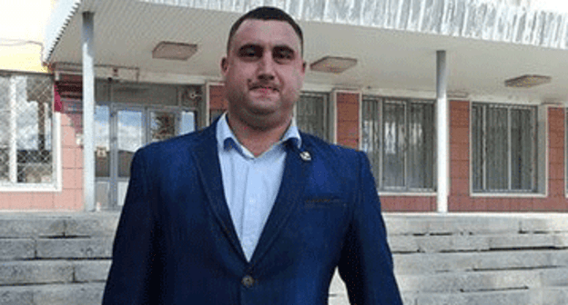 Муж погибшей Арам Мачкалян у здания суда. Фото Татьяны Филимоновой для "Кавказского узла" Муж погибшей Арам Мачкалян у здания суда. Фото Татьяны Филимоновой для "Кавказского узла"