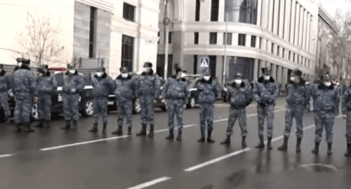 Сотни силовиков стянуты к зданию министерства образования Армении перед визитом Никола Пашиняна. кадр видео https://www.youtube.com/watch?v=TlswvDvnn8c&t=93s Сотни силовиков стянуты к зданию министерства образования Армении перед визитом Никола Пашиняна. кадр видео https://www.youtube.com/watch?v=TlswvDvnn8c&t=93s