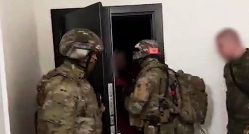 Сотрудники силовых структур во время задержания. Скриншот видео https://govoritmoskva.ru/news/267288/?utm_source=yxnews&utm_medium=desktop&utm_referrer=https%3A%2F%2Fyandex.ru%2Fnews%2Fstory%2FVGelendzhike_i_YAroslavle_zaderzhany_14_chlenov_ukrainskoj_radikalnoj_gruppy–b1ecd1e2f58b8667e1b06df9159a4aa6 Сотрудники силовых структур во время задержания. Скриншот видео https://govoritmoskva.ru/news/267288/?utm_source=yxnews&utm_medium=desktop&utm_referrer=https%3A%2F%2Fyandex.ru%2Fnews%2Fstory%2FVGelendzhike_i_YAroslavle_zaderzhany_14_chlenov_ukrainskoj_radikalnoj_gruppy–b1ecd1e2f58b8667e1b06df9159a4aa6