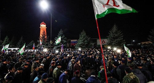 Протестная акция в Магасе. Октябрь 2018 г. Фото: REUTERS/Maxim Shemetov Протестная акция в Магасе. Октябрь 2018 г. Фото: REUTERS/Maxim Shemetov