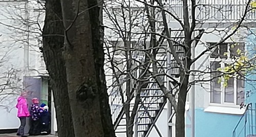 Дети заходят в здание детского сада. Фото Нины Тумановой для "Кавказского узла" Дети заходят в здание детского сада. Фото Нины Тумановой для "Кавказского узла"