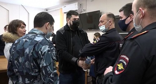 На судебном заседании по делу о мошенничестве застройщика коттеджного поселка «Малиновка». Фото: пресс-служба Краснодарского краевого суда https://www.youtube.com/channel/UCFdq2NA6H8KKPcTq4vHYoDA На судебном заседании по делу о мошенничестве застройщика коттеджного поселка «Малиновка». Фото: пресс-служба Краснодарского краевого суда https://www.youtube.com/channel/UCFdq2NA6H8KKPcTq4vHYoDA