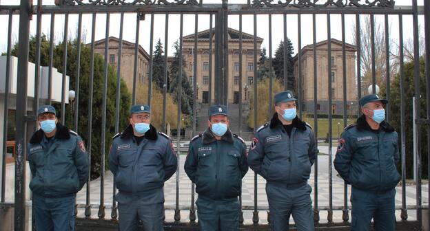 Сотрудники полиции у здания парламента Армении. Фото Тиграна Петросяна для "Кавказского узла" Сотрудники полиции у здания парламента Армении. Фото Тиграна Петросяна для "Кавказского узла"