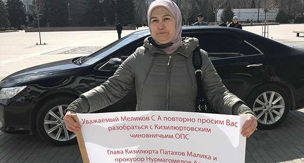 Пикетчица Фарида Гамзаева. Махачкала, 24 марта 2021 г. Фото Патимат Махмудовой для "Кавказского узла" Пикетчица Фарида Гамзаева. Махачкала, 24 марта 2021 г. Фото Патимат Махмудовой для "Кавказского узла"