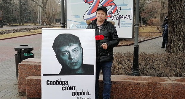 Игорь Конотопов во время пикета. Волгоград. Фото Татьяны Филимоновой для "Кавказского узла" Игорь Конотопов во время пикета. Волгоград. Фото Татьяны Филимоновой для "Кавказского узла"