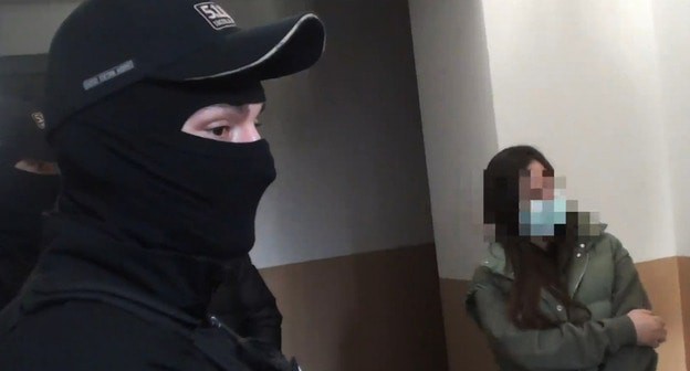 Одна из подозреваемых во время задержания. Кадр видео МВД по Кабардино-Балкарии https://07.мвд.рф/news/item/22517881 Одна из подозреваемых во время задержания. Кадр видео МВД по Кабардино-Балкарии https://07.мвд.рф/news/item/22517881