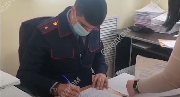 Сотрудник СК во время обыска. Кадр видео СК РФ https://www.youtube.com/watch?v=h7zkLBJobK4 Сотрудник СК во время обыска. Кадр видео СК РФ https://www.youtube.com/watch?v=h7zkLBJobK4