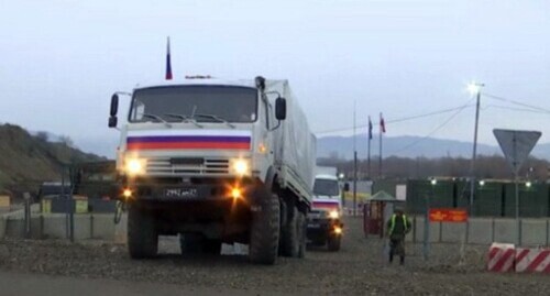 Военные сопровождают в Нагорном Карабахе колонну грузовиков. Фото пресс-службы МО России http://mil.ru/russian_peacekeeping_forces/news/more.htm?id=12348295@egNews Военные сопровождают в Нагорном Карабахе колонну грузовиков. Фото пресс-службы МО России http://mil.ru/russian_peacekeeping_forces/news/more.htm?id=12348295@egNews