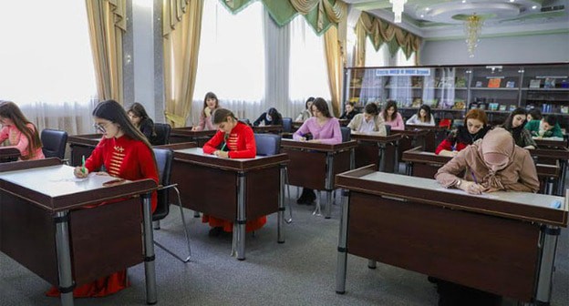 Участники "Адыгэ диктант". Фото: пресс-служба Адыгейского государственного университета (АГУ). Участники "Адыгэ диктант". Фото: пресс-служба Адыгейского государственного университета (АГУ).