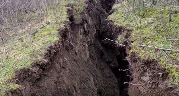 Последствия оползня в Тбилиси. Стоп-кадр видеосюжета на сайте телеканала "Рустави-2". https://www.rustavi2.ge/ka/news/194211 Последствия оползня в Тбилиси. Стоп-кадр видеосюжета на сайте телеканала "Рустави-2". https://www.rustavi2.ge/ka/news/194211
