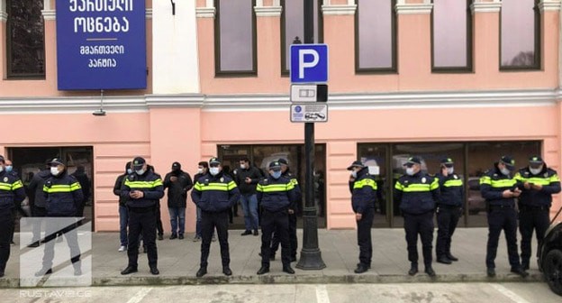 На месте проведения акции протеста в Тбилиси. Скриншот изображения на сайте https://www.rustavi2.ge/ka/news/194219 На месте проведения акции протеста в Тбилиси. Скриншот изображения на сайте https://www.rustavi2.ge/ka/news/194219