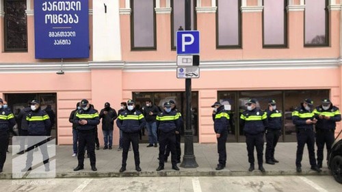 На месте проведения акции протеста в Тбилиси. Скриншот изображения на сайте https://www.rustavi2.ge/ka/news/194219 На месте проведения акции протеста в Тбилиси. Скриншот изображения на сайте https://www.rustavi2.ge/ka/news/194219