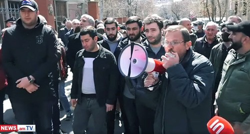 Участники акции протеста. Ереван, 29 марта 2021 года. Фото: скриншот видео "News.am" https://news.am/rus/news/636250.html Участники акции протеста. Ереван, 29 марта 2021 года. Фото: скриншот видео "News.am" https://news.am/rus/news/636250.html