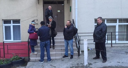 Жители дома 22А по улице Виноградной в Сочи. Фото Светланы Кравченко для "Кавказского узла" Жители дома 22А по улице Виноградной в Сочи. Фото Светланы Кравченко для "Кавказского узла"
