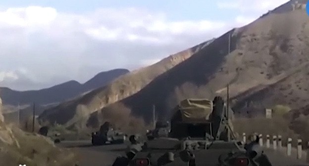 Колонна российских миротворцев в нагорном Карабахе. Кадр видео Сtnews https://ctnews.ru/post/v-nagornom-karabahe-soversheno-napadenie-na-mirotvorcev-iz-rossii_hot Колонна российских миротворцев в нагорном Карабахе. Кадр видео Сtnews https://ctnews.ru/post/v-nagornom-karabahe-soversheno-napadenie-na-mirotvorcev-iz-rossii_hot
