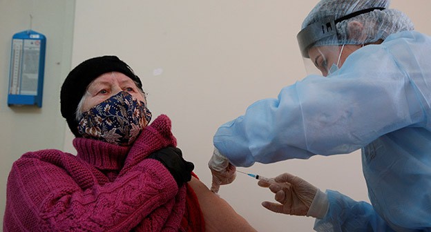 Медицинский работник делает прививку пожилой женщине. Фото: REUTERS/Eduard Korniyenko Медицинский работник делает прививку пожилой женщине. Фото: REUTERS/Eduard Korniyenko