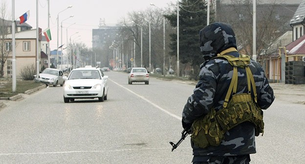Сотрудник силовых структур на улицах Грозного. Фото: REUTERS/Stringer Сотрудник силовых структур на улицах Грозного. Фото: REUTERS/Stringer