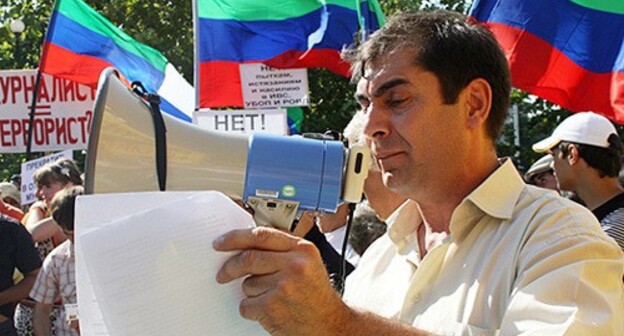 Хаджимурад Камалов на митинге против произвола силовиков. Махачкала, 2008 год. Фото: http://www.chernovik.net Хаджимурад Камалов на митинге против произвола силовиков. Махачкала, 2008 год. Фото: http://www.chernovik.net