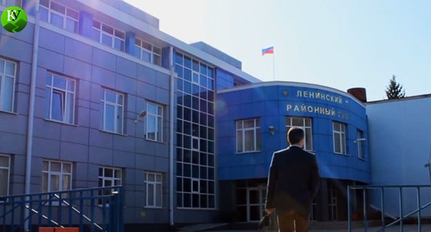Здание Ленинского районного суда. Скриншот видео "Кавказского Узла" https://www.youtube.com/watch?v=xH2wTiXIa7k Здание Ленинского районного суда. Скриншот видео "Кавказского Узла" https://www.youtube.com/watch?v=xH2wTiXIa7k