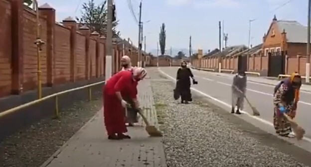 Субботник в Чечне. Скриншоот видео канала "Шалинское телевидение". https://www.youtube.com/watch?time_continue=18&v=0PvsR5dMrZ4&feature=emb_logo Субботник в Чечне. Скриншоот видео канала "Шалинское телевидение". https://www.youtube.com/watch?time_continue=18&v=0PvsR5dMrZ4&feature=emb_logo