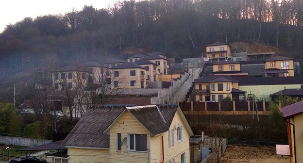 Застройка коттеджами левого берега реки Хорота на оползневом склоне. Фото Светланы Кравченко для "Кавказского узла" Застройка коттеджами левого берега реки Хорота на оползневом склоне. Фото Светланы Кравченко для "Кавказского узла"