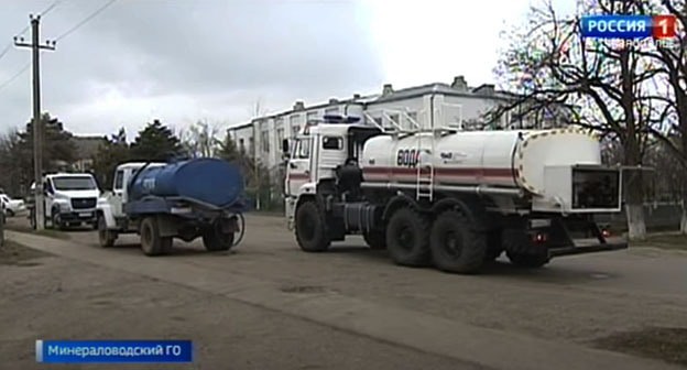 Водовозы на улицах села Марьины Колодцы в Минераловодском районе Ставропольского края. 1 апреля 2021 г. Скриншот видео "ГТРК 'Ставрополье' ВЕСТИ Ставропольский край"
https://www.youtube.com/watch?v=Vxa1bB2K3UI Водовозы на улицах села Марьины Колодцы в Минераловодском районе Ставропольского края. 1 апреля 2021 г. Скриншот видео "ГТРК 'Ставрополье' ВЕСТИ Ставропольский край"
https://www.youtube.com/watch?v=Vxa1bB2K3UI