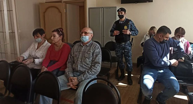 Вадим Колченко (в центре) в зале суда. 31 марта 2021 г. Фото: Объединённая пресс-служба судов ВО Вадим Колченко (в центре) в зале суда. 31 марта 2021 г. Фото: Объединённая пресс-служба судов ВО