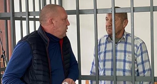 Ставропольский юрист Сергей Мараков и его адвокат в Ленинском райсуде Грозного. Скриншот поста на странице Андрея Сабинина в Facebook https://www.facebook.com/photo?fbid=3971759139515270&set=a.511013482256537 Ставропольский юрист Сергей Мараков и его адвокат в Ленинском райсуде Грозного. Скриншот поста на странице Андрея Сабинина в Facebook https://www.facebook.com/photo?fbid=3971759139515270&set=a.511013482256537