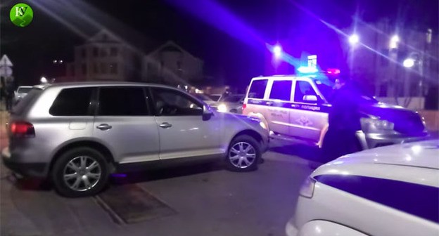 Машине с Гаджиевым не дают выехать от здания суда. Стопкадр видеоролика на странице https://www.youtube.com/watch?v=1bseMItQalQ&feature=emb_imp_woyt Машине с Гаджиевым не дают выехать от здания суда. Стопкадр видеоролика на странице https://www.youtube.com/watch?v=1bseMItQalQ&feature=emb_imp_woyt