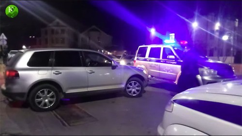 Машине с Гаджиевым не дают выехать от здания суда. Стопкадр видеоролика на странице https://www.youtube.com/watch?v=1bseMItQalQ&feature=emb_imp_woyt Машине с Гаджиевым не дают выехать от здания суда. Стопкадр видеоролика на странице https://www.youtube.com/watch?v=1bseMItQalQ&feature=emb_imp_woyt
