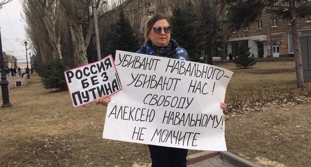 Елена Шеина на пикете в Волгограде. 3 апреля 2021 года. Фото Татьяны Филимоновой для "Кавказского узла". Елена Шеина на пикете в Волгограде. 3 апреля 2021 года. Фото Татьяны Филимоновой для "Кавказского узла".