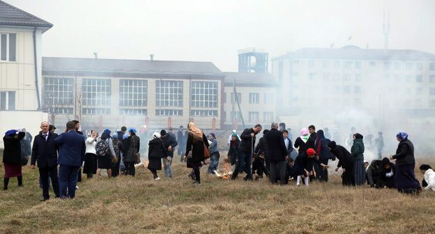 Субботник в Грозном. Фото: пресс-служба администрации Грозного http://chechnya.gov.ru/novosti/okolo-70-tysyach-chelovek-vyshli-na-subbotniki-v-groznom/ Субботник в Грозном. Фото: пресс-служба администрации Грозного http://chechnya.gov.ru/novosti/okolo-70-tysyach-chelovek-vyshli-na-subbotniki-v-groznom/
