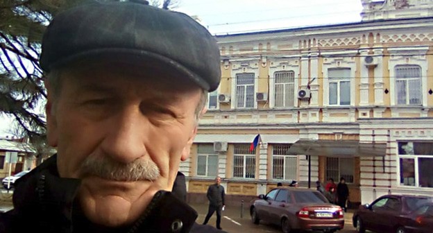 Потерпевший Нугзар Демеев у здания Армавирского городского суда. Фото Светланы Кравченко для "Кавказского узла" Потерпевший Нугзар Демеев у здания Армавирского городского суда. Фото Светланы Кравченко для "Кавказского узла"