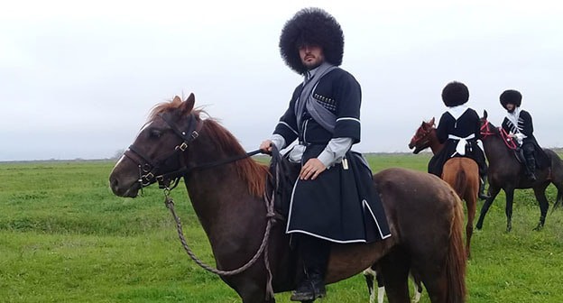 Чеченские всадники, не имеющие отношения к данному походу Фото: https://www.grozny-inform.ru/news/health/107961/ Чеченские всадники, не имеющие отношения к данному походу Фото: https://www.grozny-inform.ru/news/health/107961/
