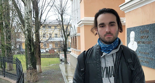 Макар Паламаренко у Ростовского облсуда. 5 апреля 2021 года. Фото Константина Волгина для "Кавказского узла" Макар Паламаренко у Ростовского облсуда. 5 апреля 2021 года. Фото Константина Волгина для "Кавказского узла"