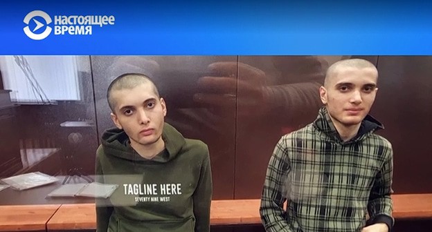 Салех Магамадов (слева) и Исмаил Исаев. Скриншот видео https://www.currenttime.tv/a/lapina/31169118.html Салех Магамадов (слева) и Исмаил Исаев. Скриншот видео https://www.currenttime.tv/a/lapina/31169118.html
