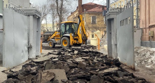Въезд во двор здания, где находится редакция «Новой газеты». Фото: Ирина Гордиенко / «Новая газета» https://novayagazeta.ru/articles/2021/04/06/ushel-iz-pod-nosa Въезд во двор здания, где находится редакция «Новой газеты». Фото: Ирина Гордиенко / «Новая газета» https://novayagazeta.ru/articles/2021/04/06/ushel-iz-pod-nosa