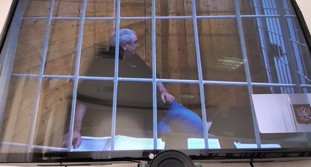 Юрий Жданов на экране видеосвязи. Фото Константина Волгина для "Кавказского узла"
Юрий Жданов на экране видеосвязи. Фото Константина Волгина для "Кавказского узла"