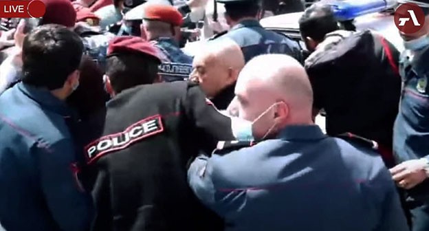 Полиция во время акции протеста. Ереван, 7 апреля 2021 г. Скриншот видео https://www.youtube.com/watch?v=VahhjnMYYHU Полиция во время акции протеста. Ереван, 7 апреля 2021 г. Скриншот видео https://www.youtube.com/watch?v=VahhjnMYYHU