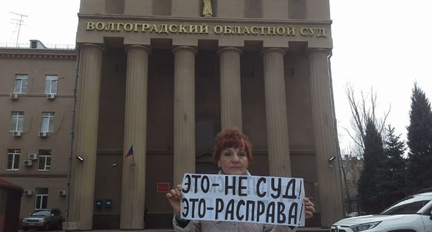 Галина Тихенков в одиночном пикете. Фото Татьяны Филимоновой для "Кавказского узла" Галина Тихенков в одиночном пикете. Фото Татьяны Филимоновой для "Кавказского узла"
